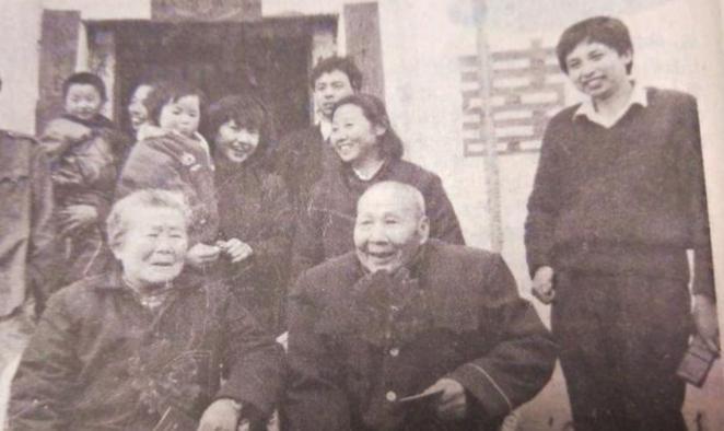 1987年，蒋红英在店里买菜，无意说起自己曾经是红军。店小妹也很健谈，聊起老红军