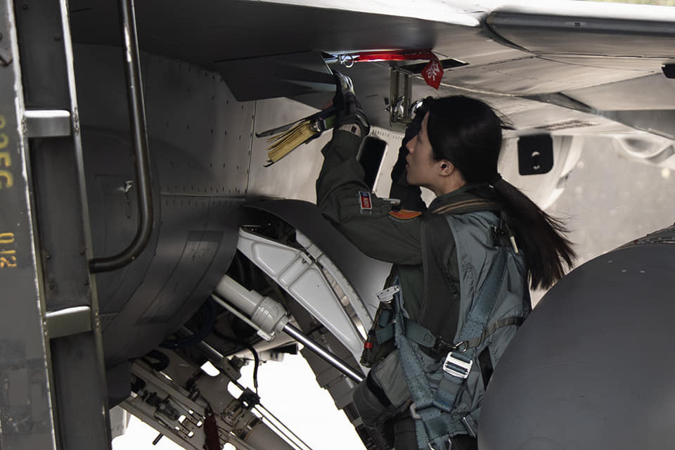 中国台湾F-16战斗机飞行员陈怡慈和“狙击手”吊舱
