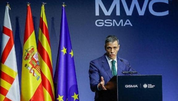 西班牙首相桑切斯刚结束访华，在飞回马德里的专机上，就干了一件震惊整个西方的事！专