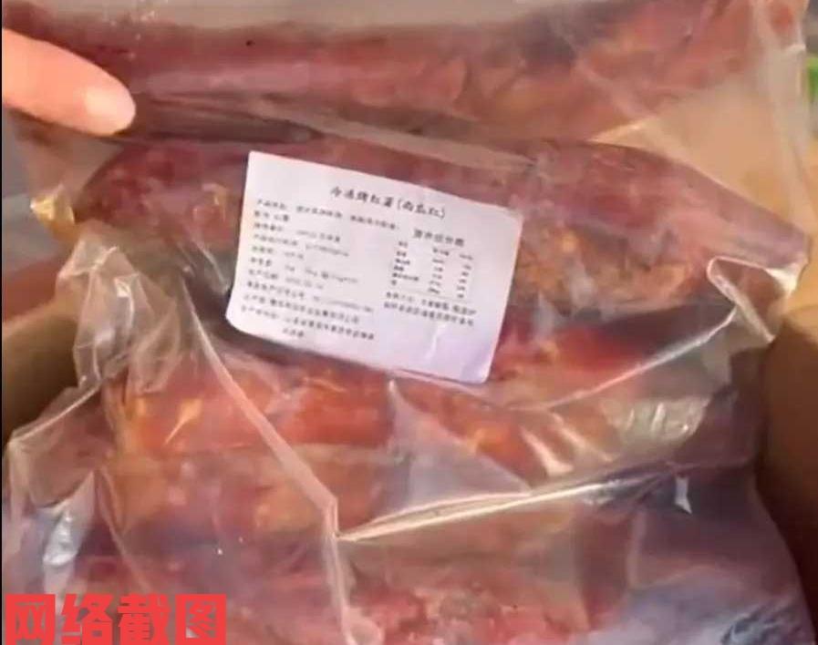 女子有在街头看到有人卖烤红薯。此刻女子突然冒出冲动，要买一个尝一尝，于是女子