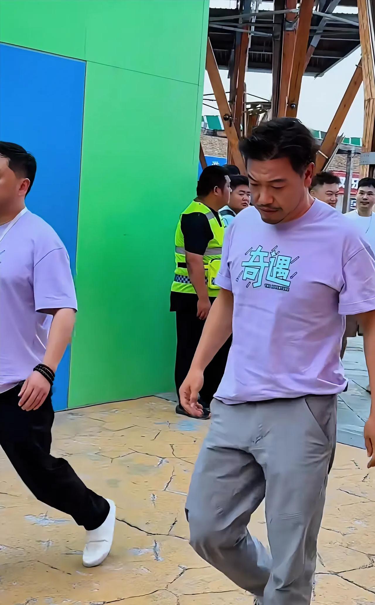 听说贾冰是80后，这一瘦更不像了