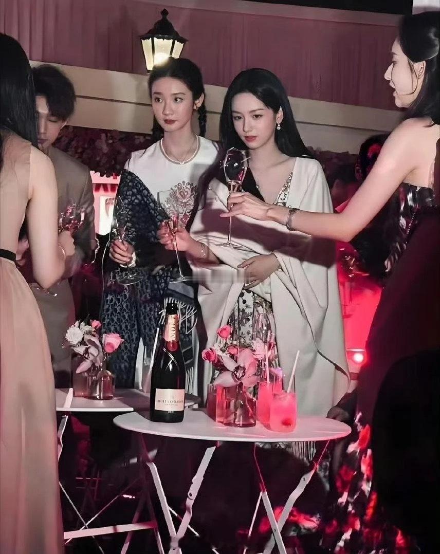 好像突然理解了为什么霸总能在人群中第一眼锁定女主了