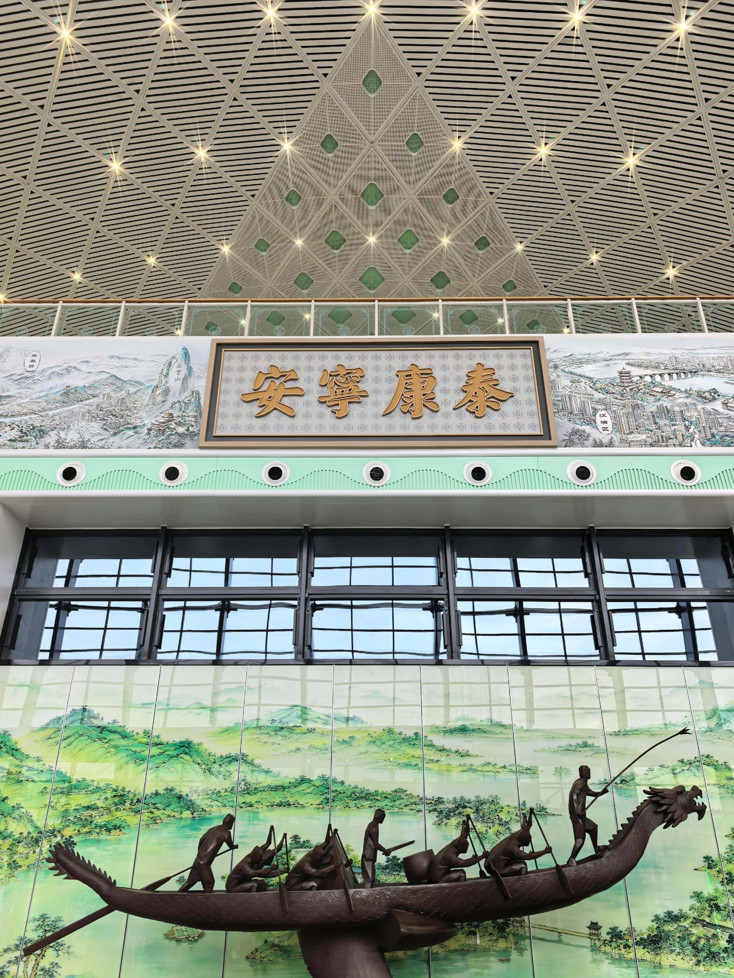 秦巴山间诞生全新高铁站，抢先一睹西康高铁安康西站“真容”。#西康高铁##西安身边事##安康身边事#整
