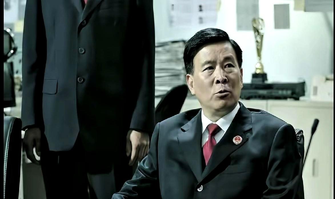 重刷《人民的名义》才发现，季昌明宣布侯亮平任命时，全场起立，只有一个人稳坐不动。