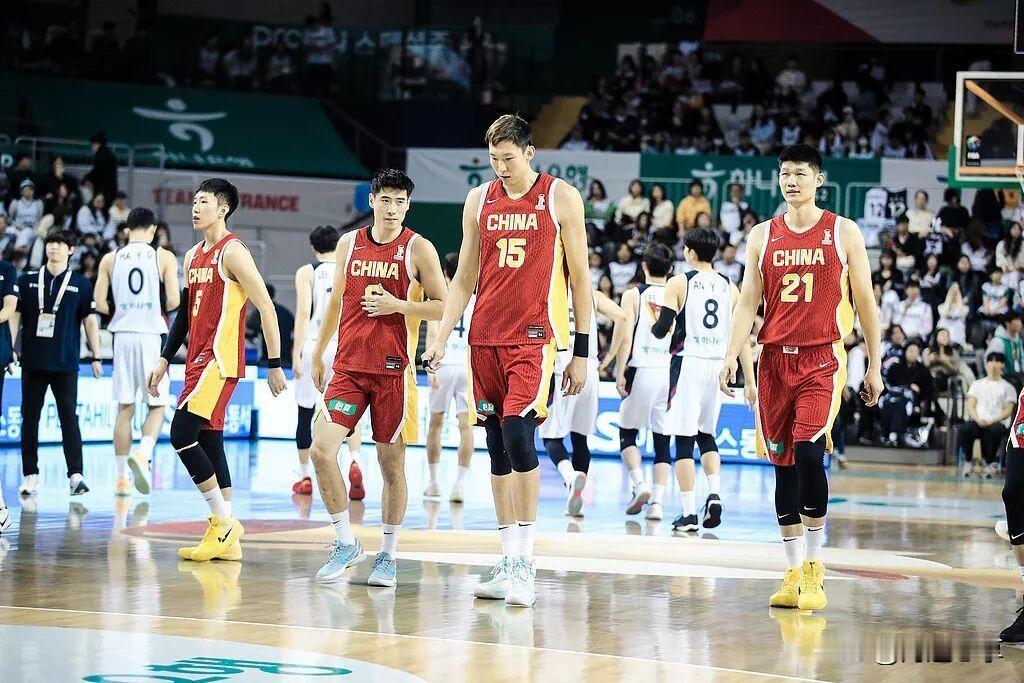 输给韩国14分，中国男篮的问题真的只在球场吗？昨夜又是个让中国球迷辗转难眠的