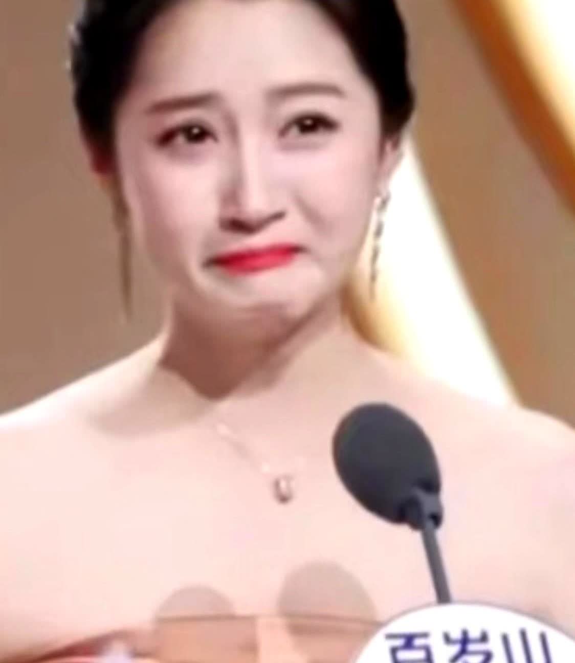 关晓彤现在真是哑巴吃黄连，有苦说不出。不是因为她说演技不好，而是因为自己