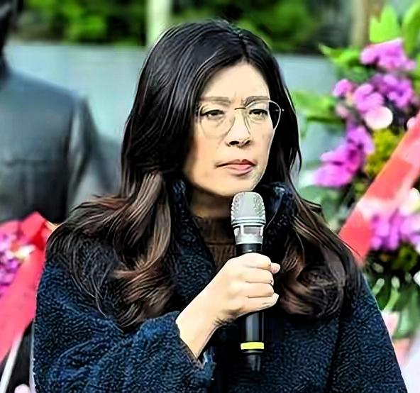 被党内冷围剿、媒体提前判出局！郑丽文一句逆风向前，啃下国民党十年不敢碰的硬骨头