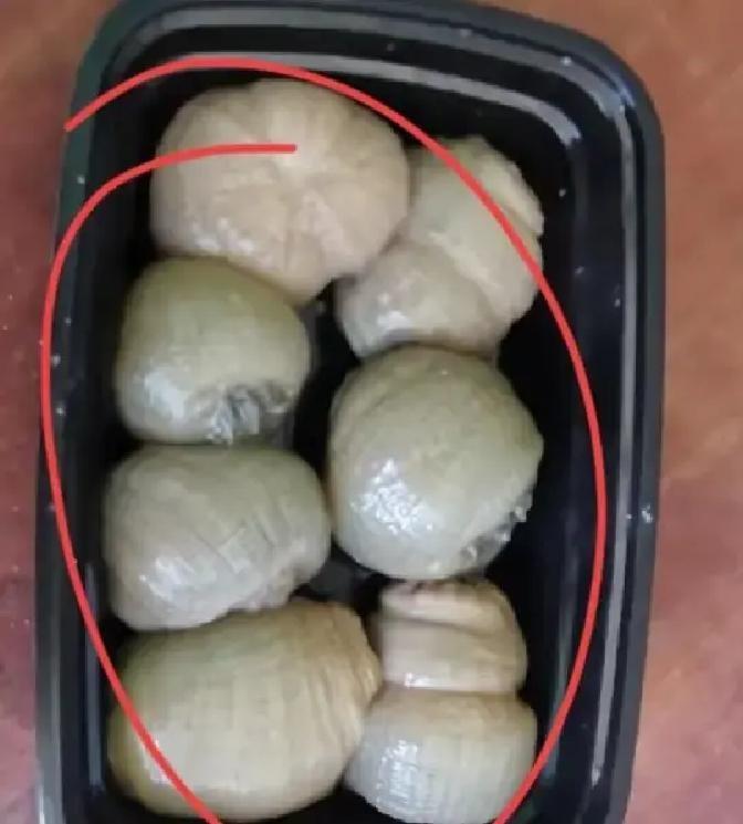 昨天收到公公塞来的一袋圆滚滚皱巴巴的小团子，黄褐色，没标签，没名字，一股子酸味儿