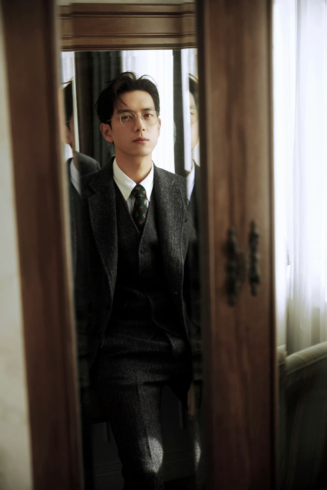 李现的西装造型YYDS！利落线条+挺拔身姿，每一套都气场全开，自带高光滤镜～魅力