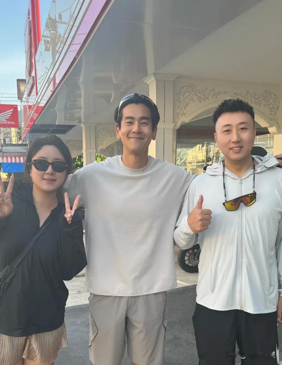 彭于晏现身泰国普吉岛，近照看他瘦了不少，双下巴不见了，个子高瘦结实，健康的小麦色