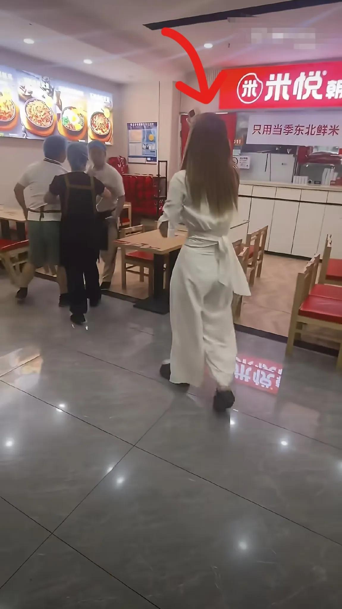 霸王餐吃得太霸道了。女子花10元点了外卖，备注加个酱包，收到餐发现没有酱包，女