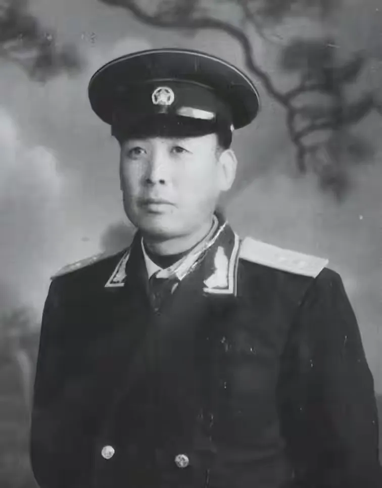 1943年，八路军排长进城侦察敌情，不料却被汉奸认出，逃亡路上遇到日军在摆宴，他
