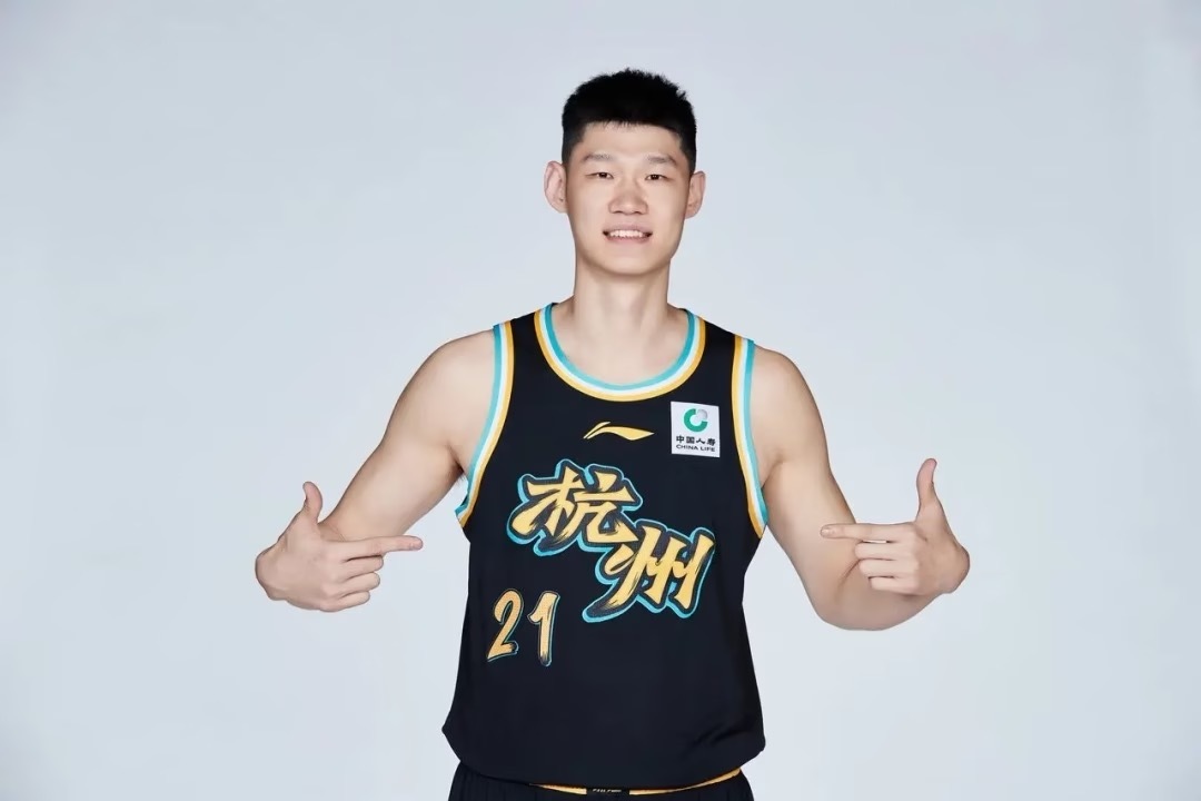CBA现役最强前五中锋排名：1.胡金秋（广厦队）数据：场均21.1分8.4篮