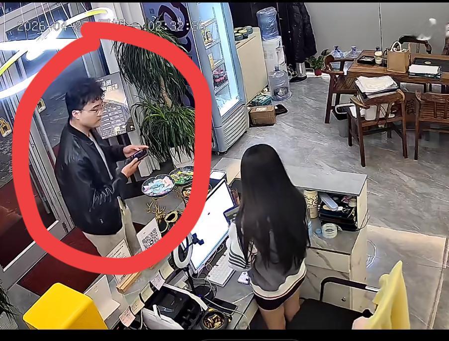 小仙男足浴店白嫖，被技师追出门，真的太丢人了，打破了自古以来的规矩。监控显示小仙