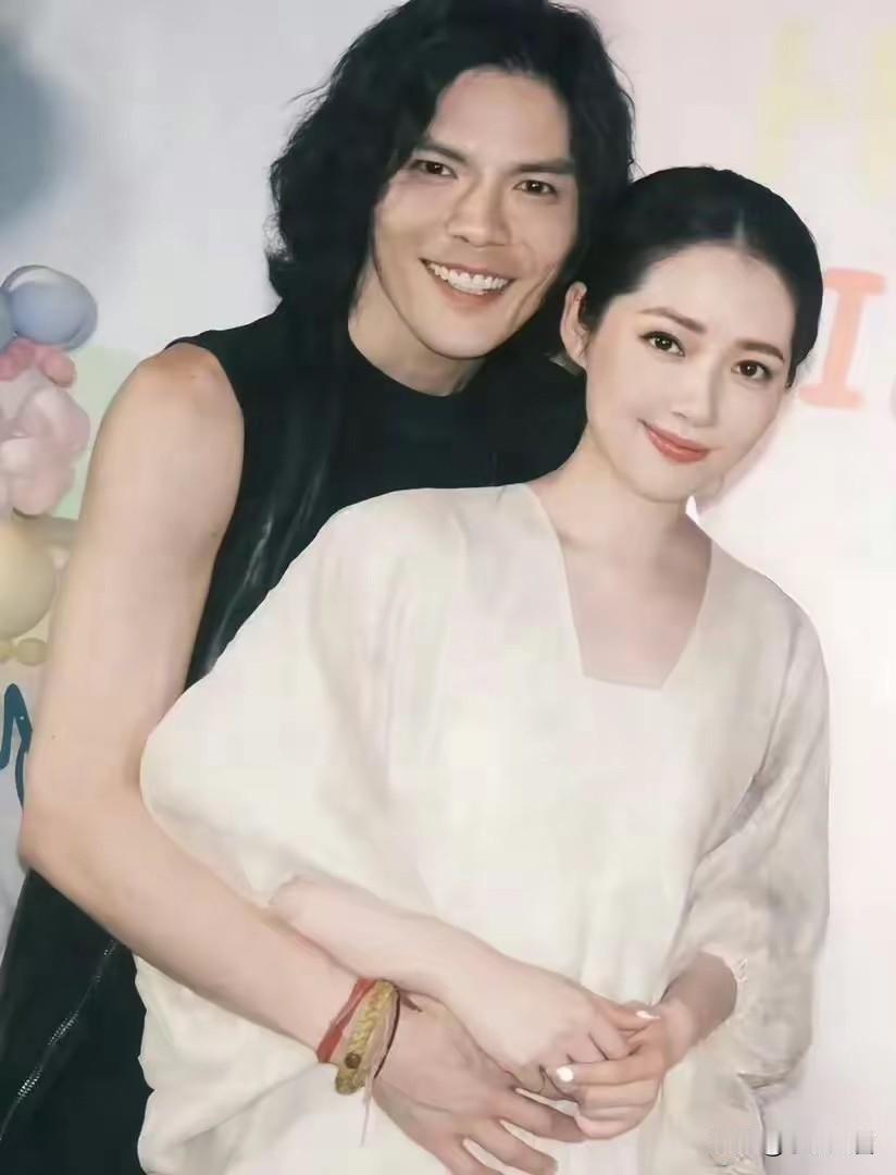 郭碧婷，引发热议！7月25日，42岁的郭碧婷，冲上热搜，最新的采访中，她不再