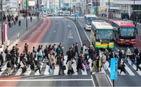 现在看世界各国经济，有个很明显的现象：有的国家早早碰到了增长天花板，怎么使劲都突