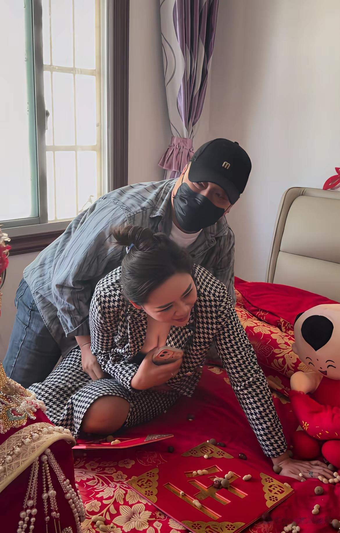 真的看得人血压飙升！婚礼本是最该讲尊重的场合，可这所谓的“婚闹”，分明就是借