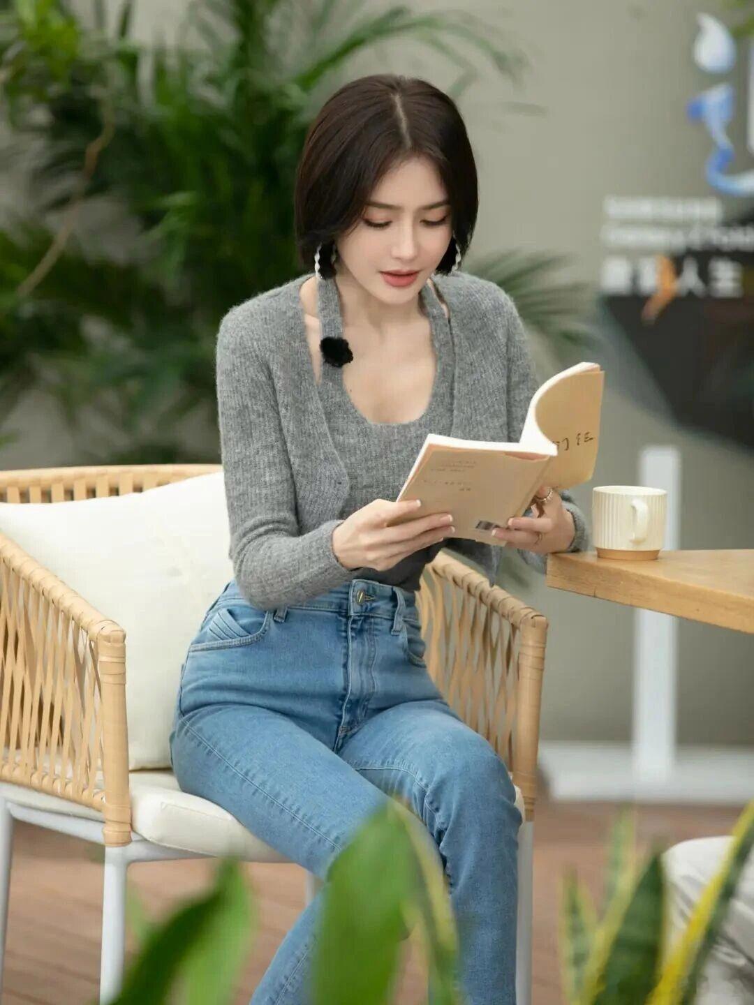 秦岚保养得真棒，46岁还这么美，看着就养眼！