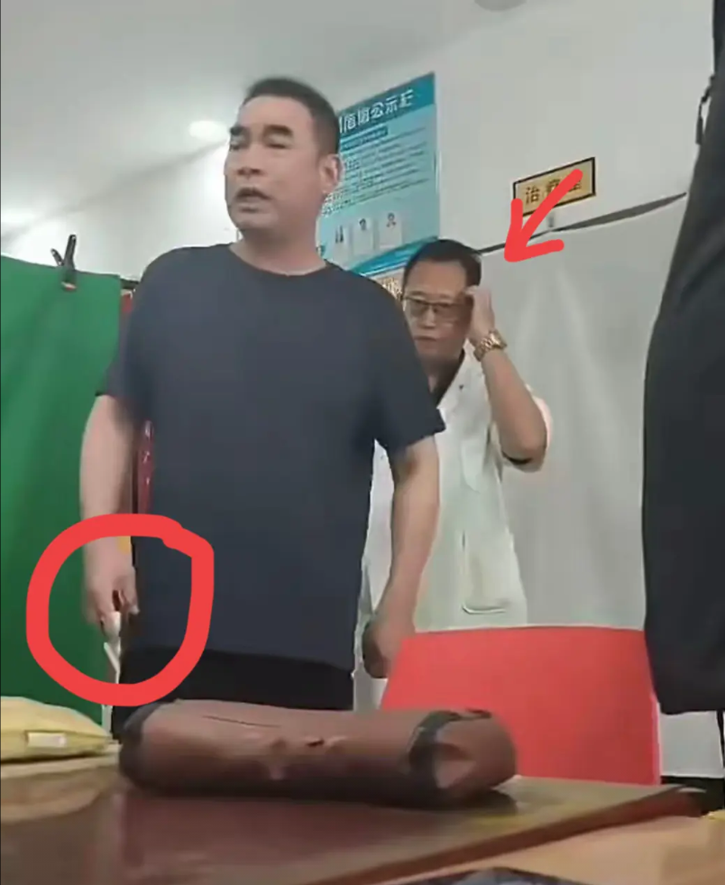 碰瓷老中医的男子正脸曝光！看起来牛高马大的，怎么可能被指甲掐一下就受伤，终于知