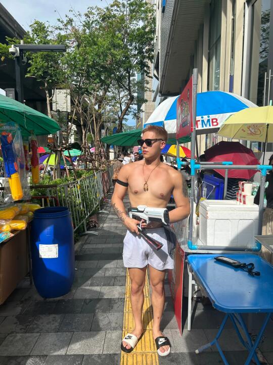 台湾肌肉1️⃣在泰国玩水💦