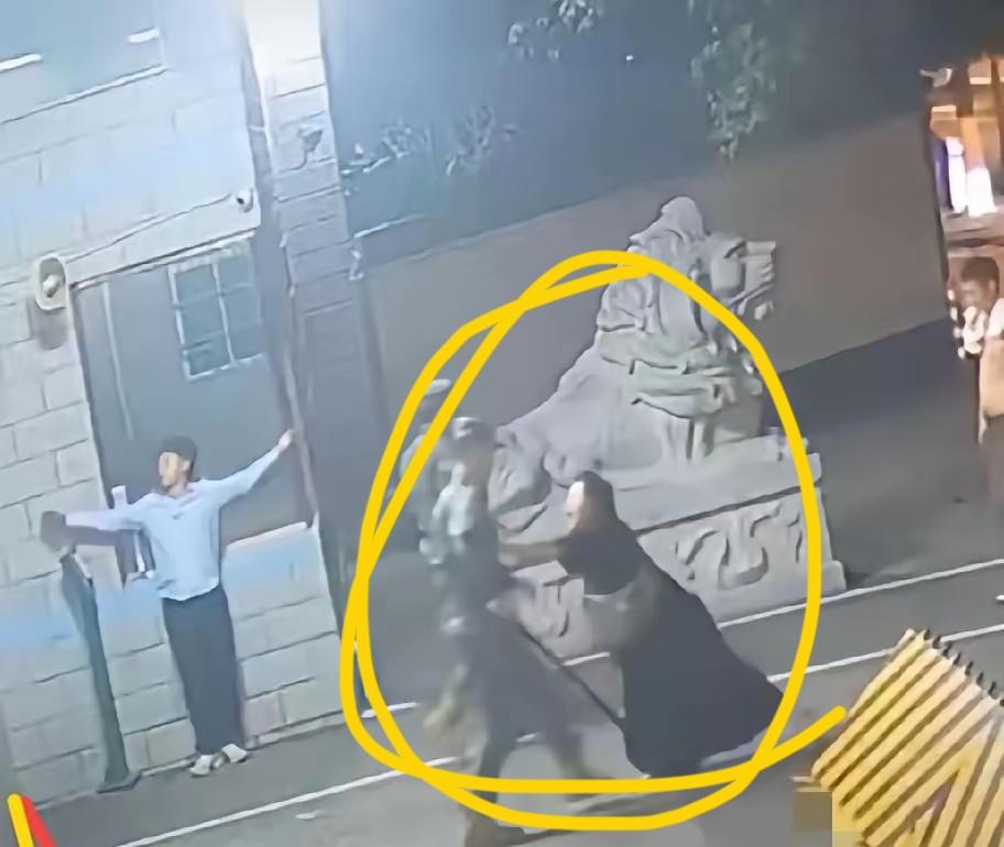人到了中年再看四川女子打武警哨兵这一幕，最大的庆幸，是她终于用自己的无知，