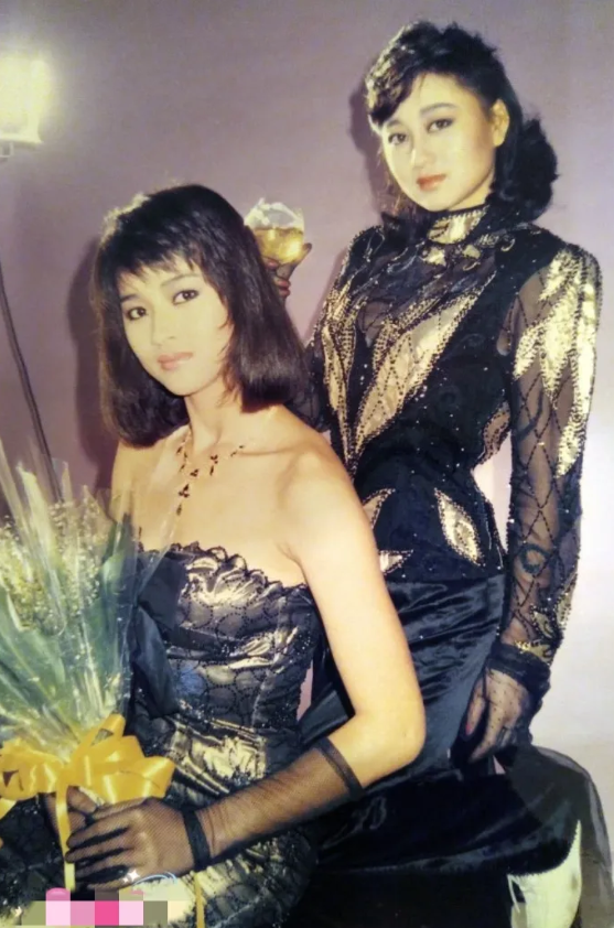 一张珍贵合影，定格两届“亚洲小姐”冠军风采！左边是1985年冠军黎燕珊，右边是1