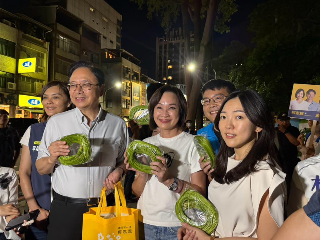 柯志恩邀张善政逛六合夜市人气爆棚互赠水莲、水蜜桃助农国民党高雄市长参选人柯志