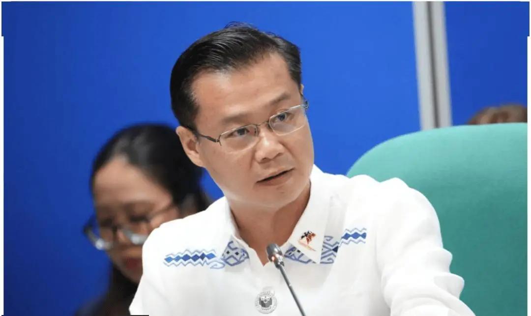 菲律宾新任参议长张侨伟最近干了一件很微妙的事：他没有急着帮谁赢，也没有急着替谁挡