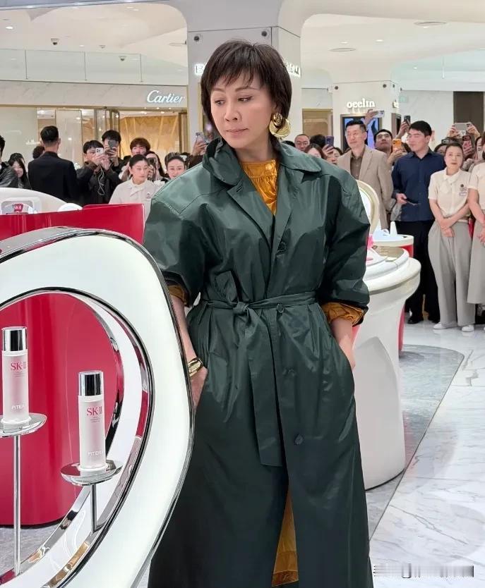 近日，年过60的刘嘉玲参加某活动现场，一袭墨绿色风衣，显得很霸气潇洒。不少网友说