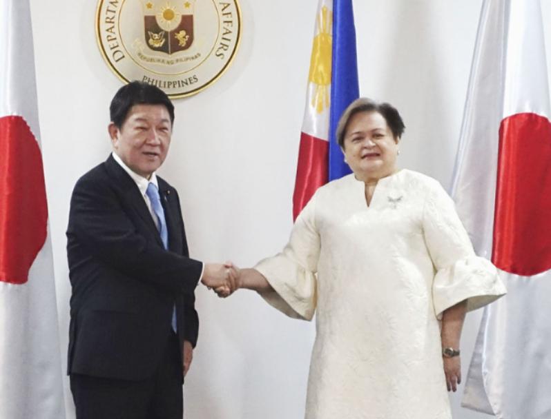 菲律宾现在也学会玩“平衡术”了，当着日本外相的面，菲律突然宣布对中国公民免签，这