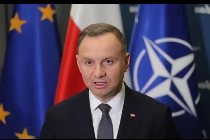 “全欧洲，都欠波兰一句“谢谢你”！如果不是它愚蠢地阻断中欧班列长达11天，中国的