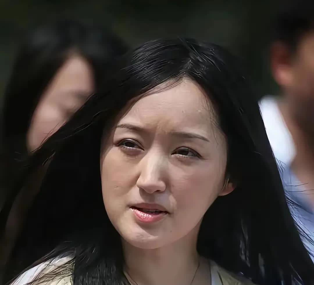 54岁杨钰莹没美颜没滤镜，皮肤照样好，比好多人都强！看到54岁杨钰莹无美颜无