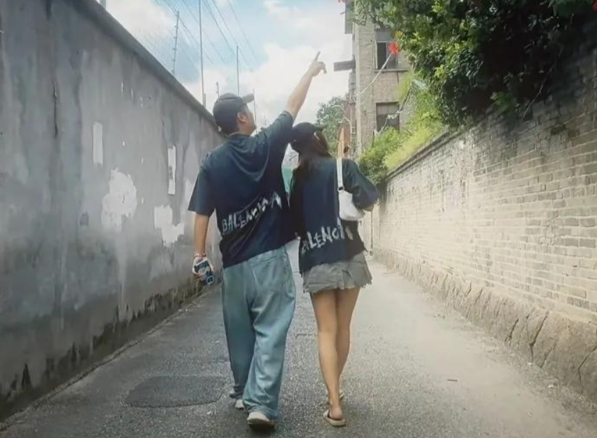 陈赫带老婆回老家福州，不住爸妈家住酒店，穿情侣装逛初中学校