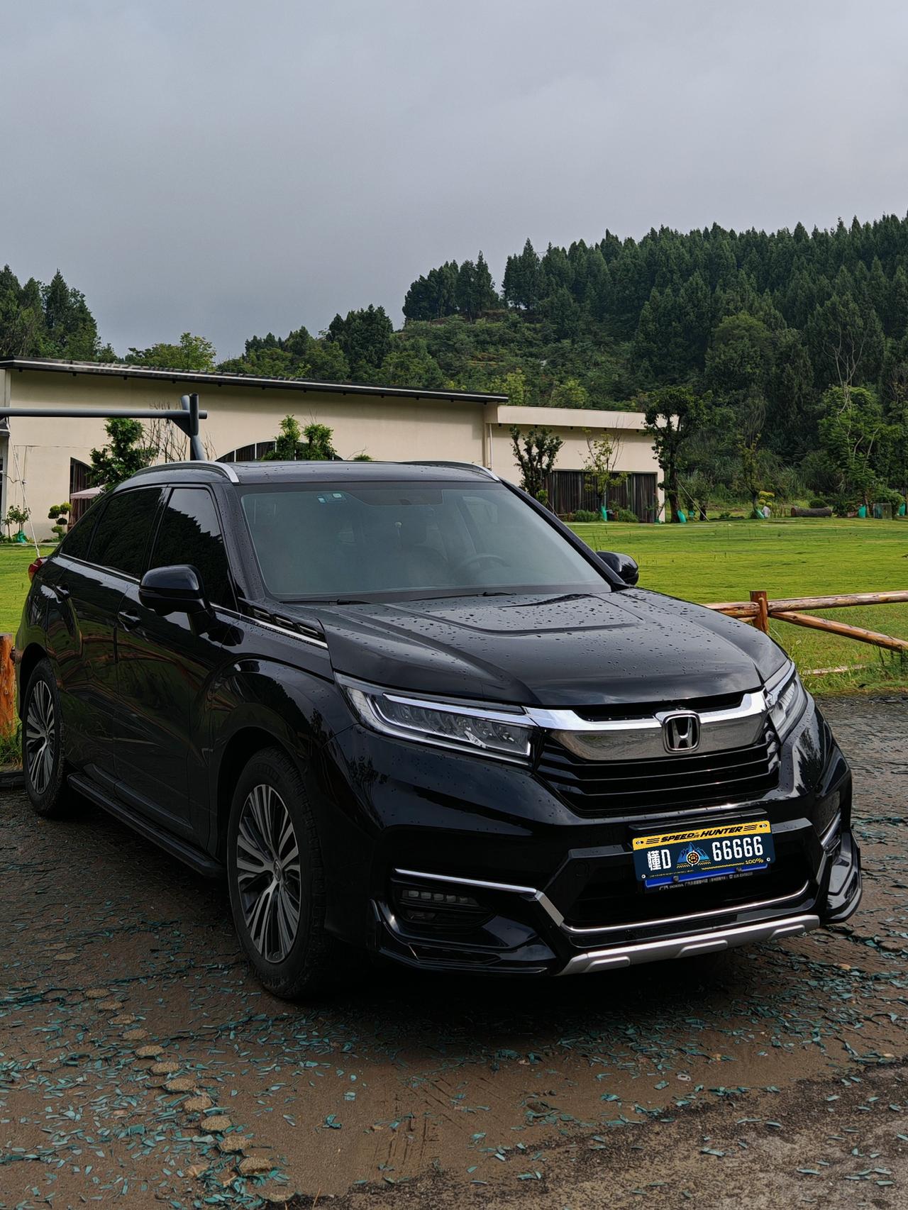 说实话，在成为车主之前，我也和许多人一样，在车海中寻觅。直到在4S店第一次见到冠