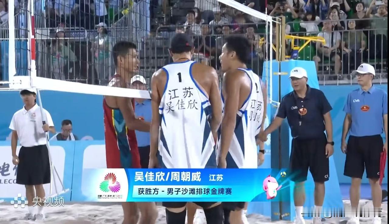 江苏沙排老将吴佳欣/周朝威以2-0击败辽宁组合夺取全运会男子沙排冠军，这也是江苏