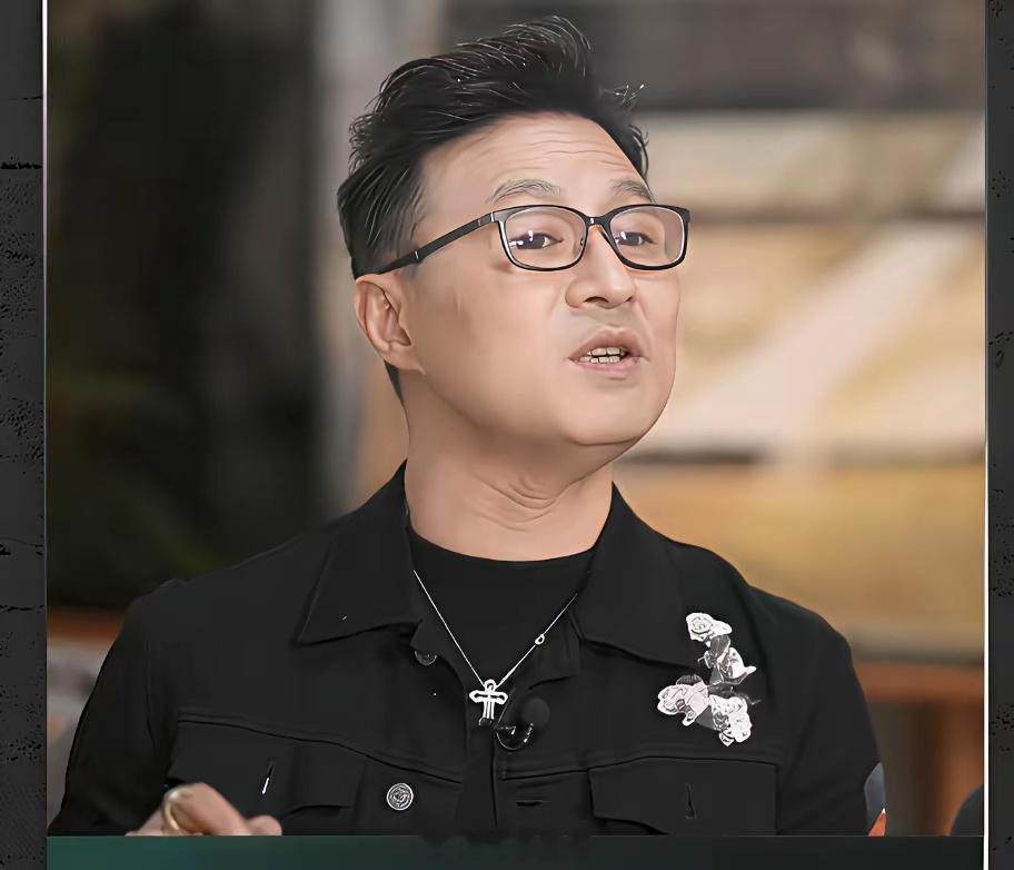 汪峰在播客里亲口说的，公司上了AI两个月，从1100人砍到400人，裁了700个