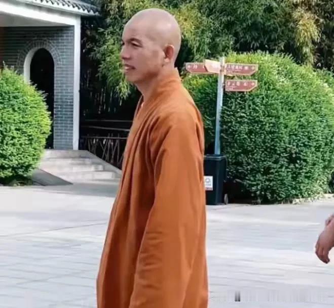 少林寺换了新方丈能换来一方净土吗？说得难听点，少林寺很少干净过，香火不旺是香客