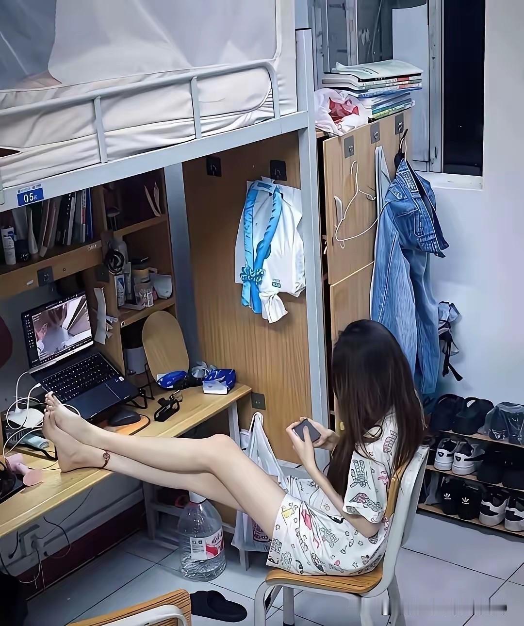 这是不是你上大学时，宿舍里最常有的样子？