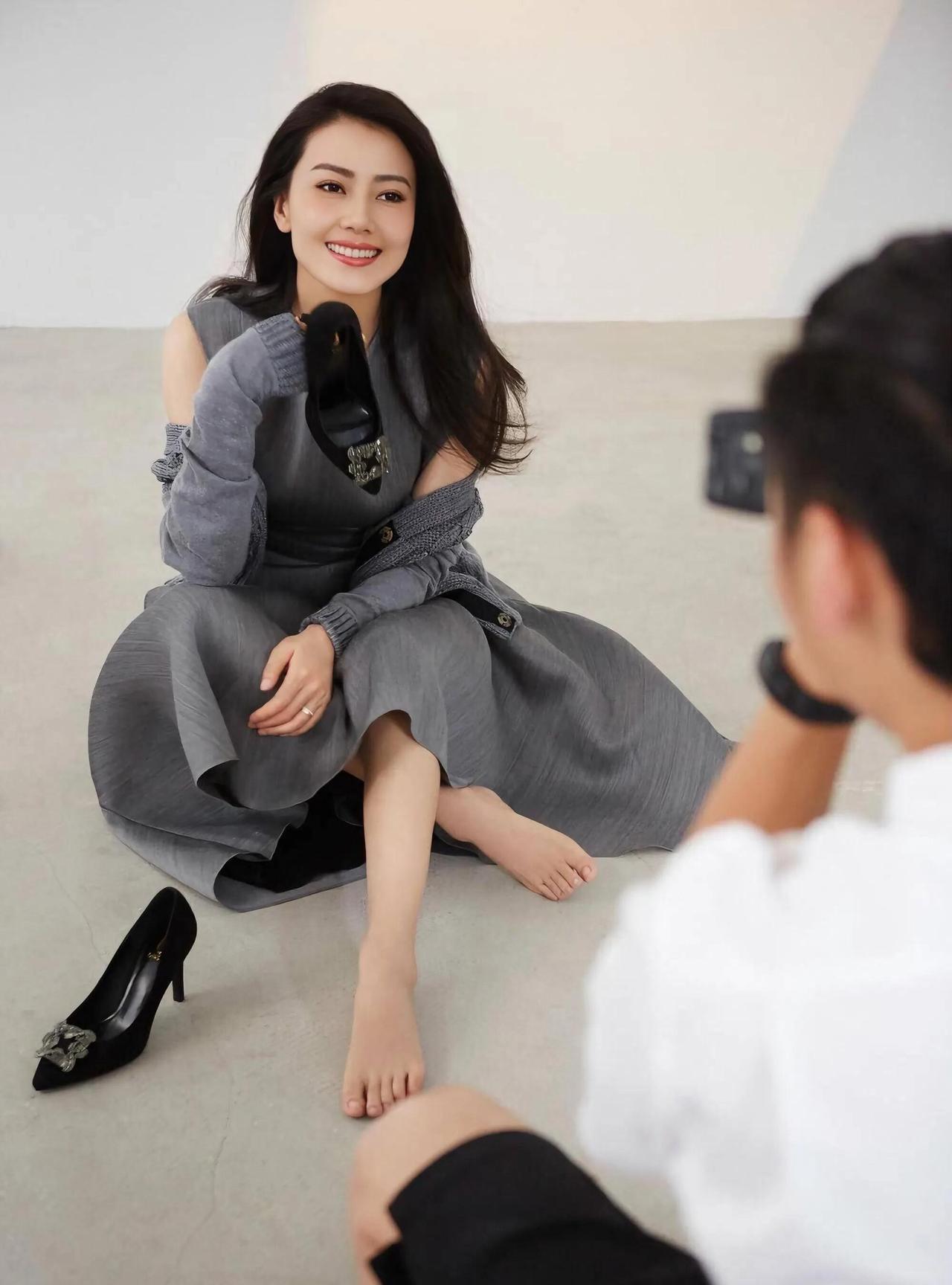 女神就是女神，就连脚丫子都是这么干干净净的美。五官长的标准，一双乌黑的大眼睛会说