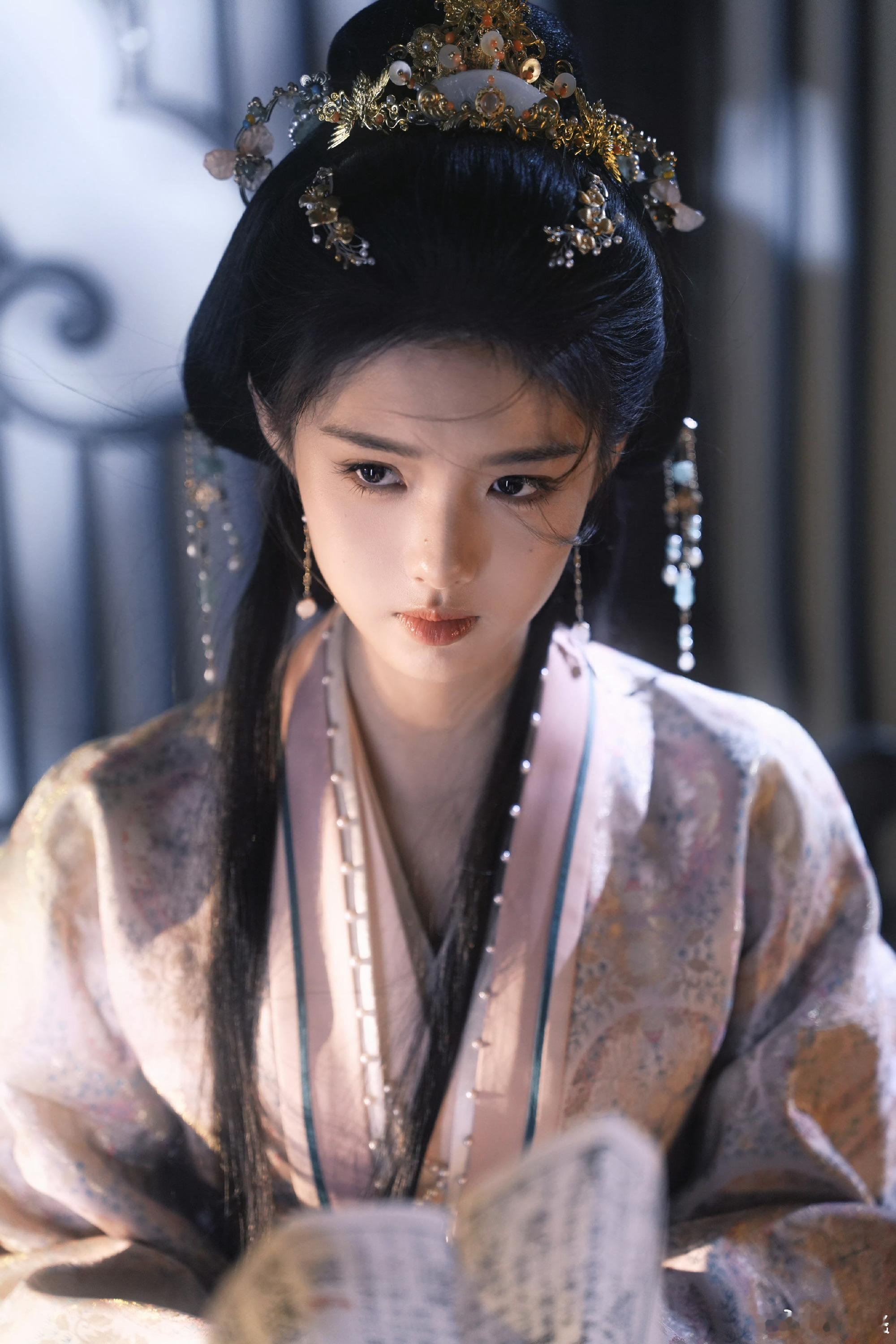 艾米这发带神来之笔谁懂啊！以前只觉得艾米是甜妹，这段发带飘起的镜头直接让我惊艳