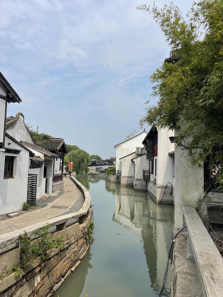 江南六大古镇，苏州占了三座——甪直、同里和周庄。三座古镇，最爱同里。水美、桥多