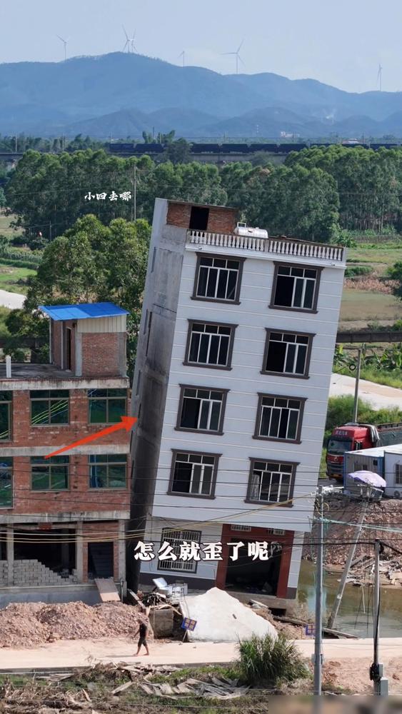 房子刚建好，还没来得及入住，怎么就歪了呢？在广西钦州就有这么一栋五层农村自建