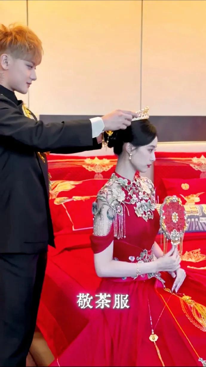 黄子韬婚礼敬茶仪式，身着龙纹刺绣中式礼服，传统与喜庆兼备，尽显东方美学韵味。