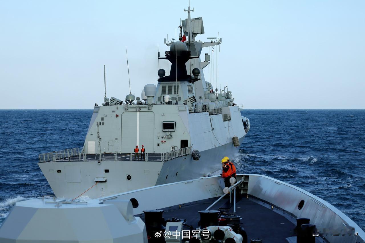 这到底在干啥？054A模拟演练“美式”拦截了……军号发的这个054A演练高清