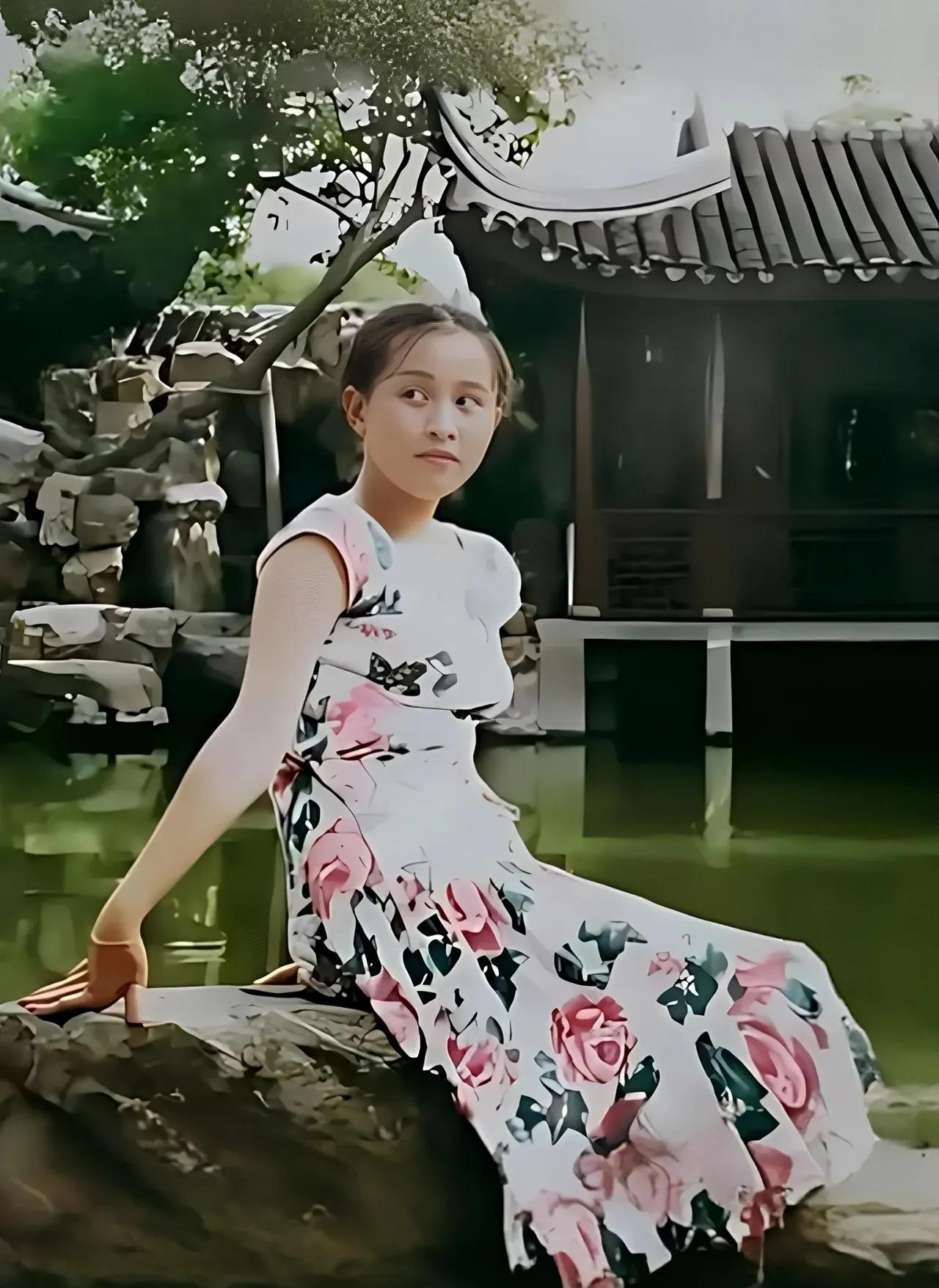 1980年，在苏州园林，15岁的苏州市第21中学学生刘嘉玲，身穿时尚的花裙子在苏