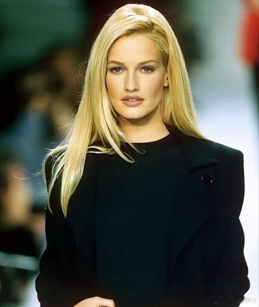 早在爱泼斯坦案文件曝光前，荷兰超模凯伦·穆德就在2001年公开揭露，自己曾遭多名