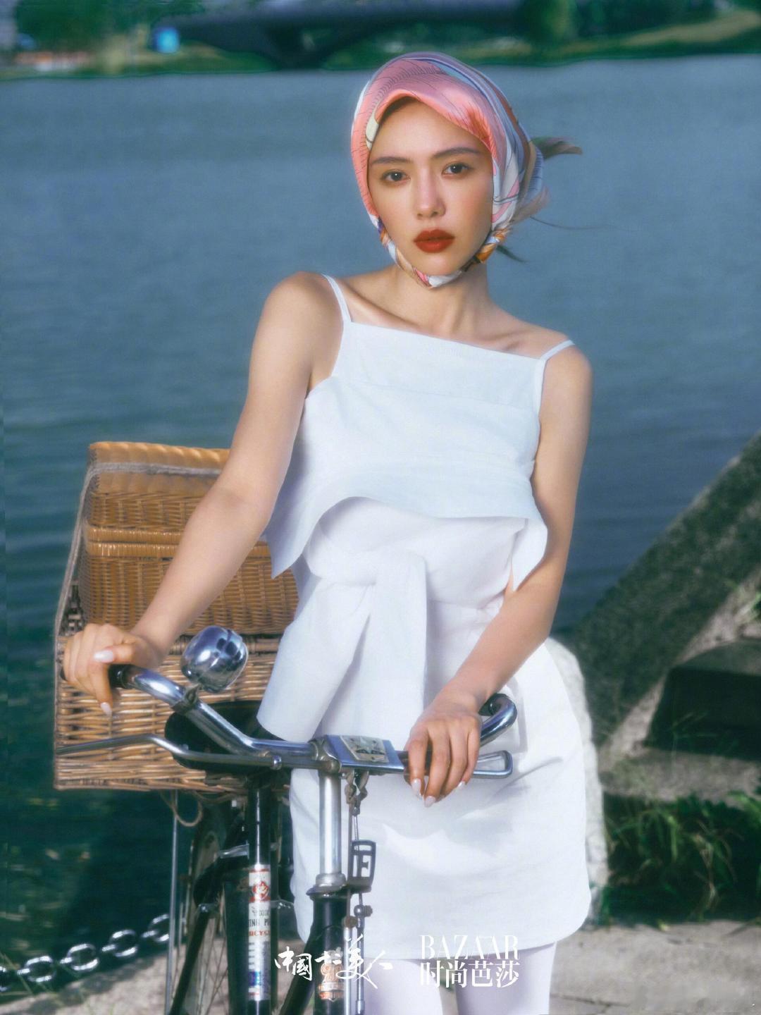 #蔡文静美得有点超过了#芭莎新大片氛围感封神，丝巾包头的设计太适合她，系上走复古美人路线，搭上墨镜直