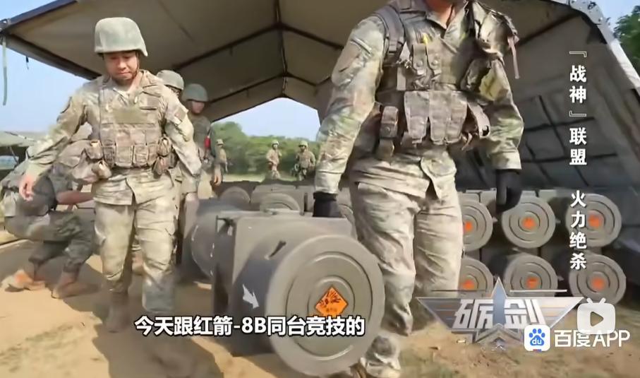 这几名战士抬得是什么东西？野战仓库帐篷下摆了好几排，这么粗的管子，肯定不是120