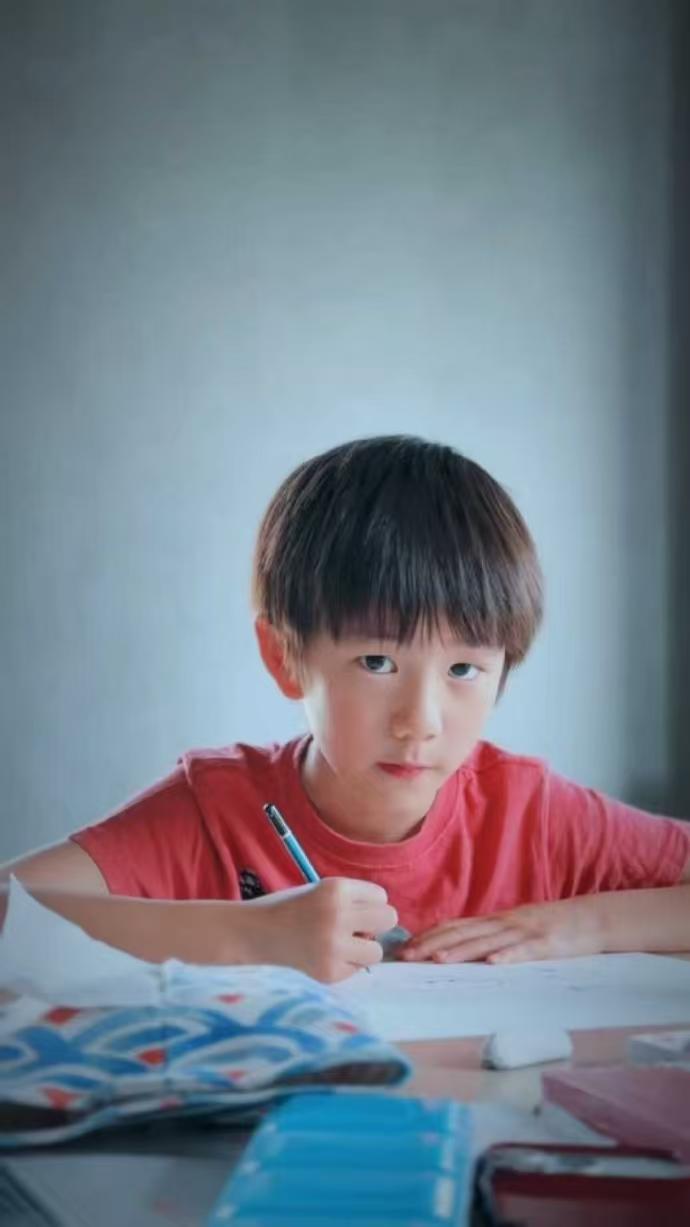 黄磊孙莉儿子，不再遮遮掩掩了！孙莉罕见在社交平台晒出9岁儿子的正脸照，这不就是