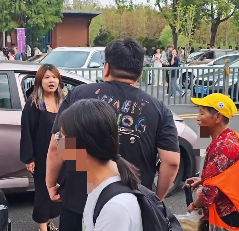 小仙女随车丢一堆垃圾到停车场，引起保洁不满，路过小伙打抱不平被骂撒闭。事发江苏海